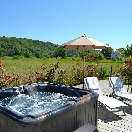 Luxurious With Jacuzzi In *